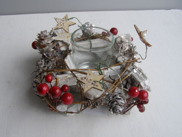 svícen hranatý se skleničkou - bílostříbrný s červenými bobulemi