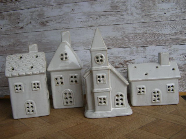 Keramika na svíčku - kostelíček krémový