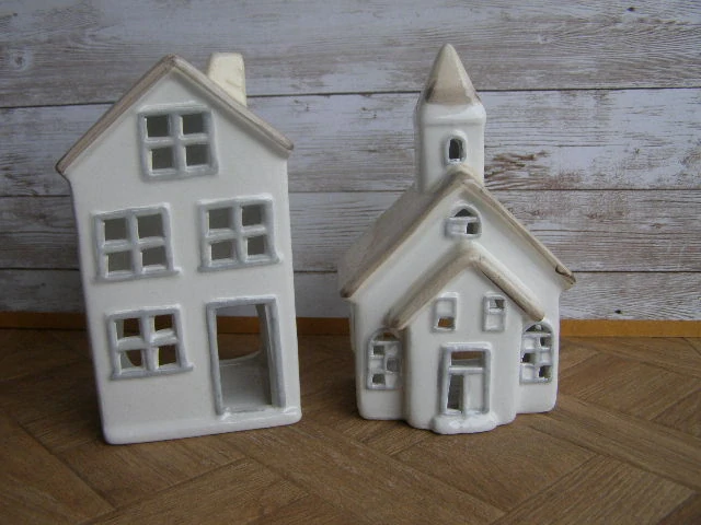 Keramika na svíčku - domek vysoký bílý s hnědou střechou