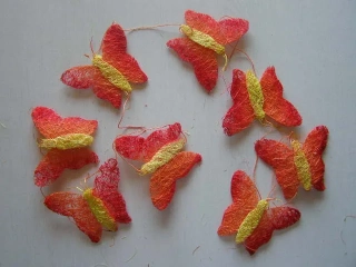 girlanda sisal - červený motýl