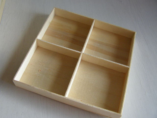 dřevěná krabička 4 okénka - 14 x 14 cm