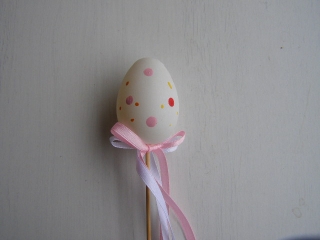 zápich - vejce malované - bílé s růžovými tečkami