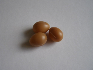 plastové vajíčko mini 2 cm - hnědé 3 ks