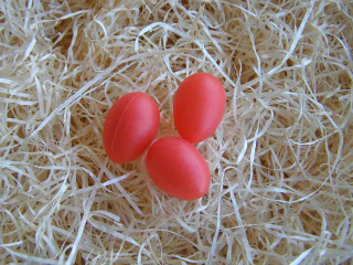 plastové vajíčko 3,5 cm - červené 3 ks