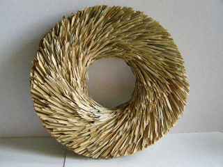 věnec - stříhaná sláma - 25 cm