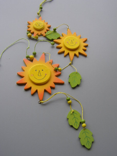 závěs dřevo - sluníčka a lístečky
