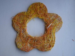 kytka žlutooranžová - dřevitá vlna - 25 cm