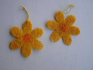 	 sisalová kytička se středem - 7,5 cm - žlutá 2 ks