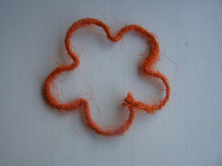 	 kytka sisal - jednoduchý obrys - 15 cm oranžová