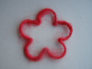 	 kytka sisal - jednoduchý obrys - 15 cm červená