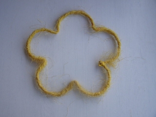  kytka sisal - jednoduchý obrys - 20 cm žlutá
