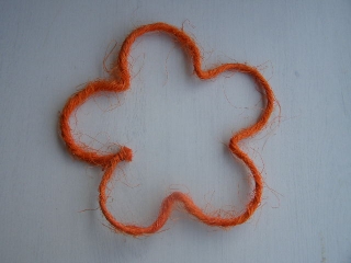 kytka sisal - jednoduchý obrys - 20 cm oranžová