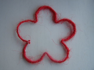 kytka sisal - jednoduchý obrys - 20 cm červená