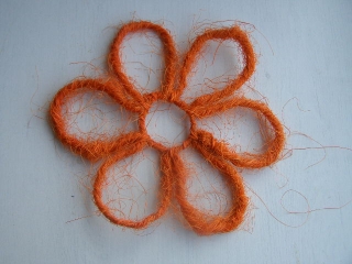  kytka sisal - obrys se středem - 20 cm oranžová