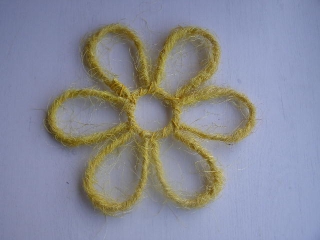 	 kytka sisal - obrys se středem - 20 cm žlutá