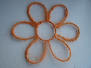 kytka sisal - obrys se středem - 30 cm oranžová