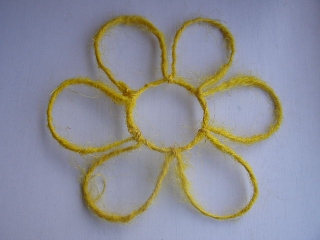  kytka sisal - obrys se středem - 30 cm žlutá