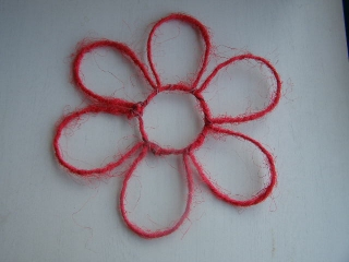  kytka sisal - obrys se středem - 30 cm červená