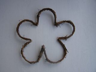 	 kytka vinné proutí - jednoduchý obrys - 20 cm