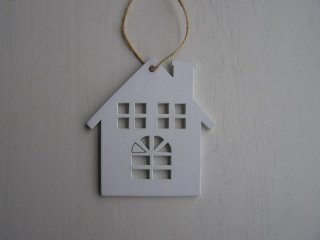 dřevo bílé - domek na pověšení 7 x 6,5 cm