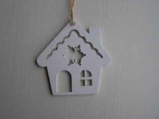 dřevo bílé - domek na pověšení - zasněžená střecha 7 x 6,5 cm