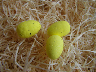 vajíčko malé kropenaté - polystyrén 3 cm - žluté 3 ks