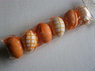 vejce plast na pověšení - 6 cm - oranžové tečky a káry