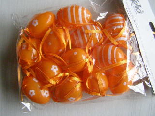 vejce plast na pověšení - 4 cm - oranžové tečky, kytky a pruhy