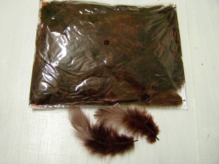 peří 10 g - tmavě hnědá (mahagonová)