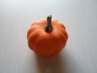 dýně menší 5 x 3,5 cm - oranžová matná se stopkou