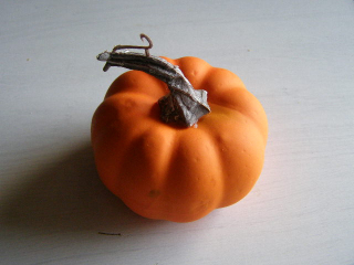 dýně střední 9,5 x 5,5 cm - oranžová matná se stopkou