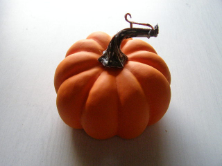 dýně větší 11 x 6 cm - oranžová matná se stopkou