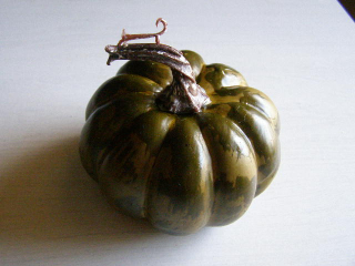 dýně větší 11 x 6 cm - tmavě zelená se stopkou