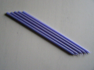 tenká svíčka 8 x 300 mm - fialová střední