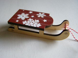 sáňky větší - 12 cm - červené s bílou vločkou