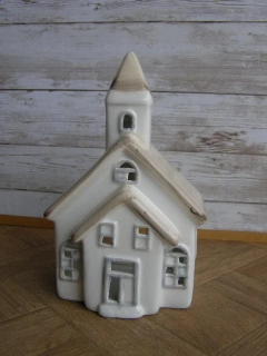 Keramika na svíčku - kostelíček bílý s hnědou střechou