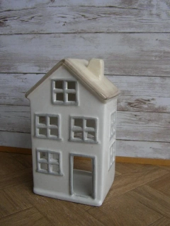Keramika na svíčku - domek vysoký bílý s hnědou střechou
